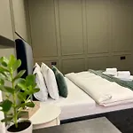 Olive & Oak - Center & Parking Apartment