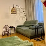 Olive & Oak - Center & Parking Apartment *