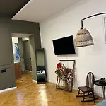 Olive & Oak - Center & Parking דירה
