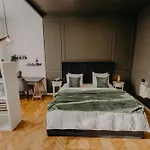 Olive & Oak - Center & Parking Apartment *