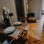 Olive & Oak - Center & Parking Apartment