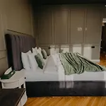 Olive & Oak - Center & Parking Apartment