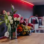 Olive & Oak - Center & Parking Apartment *