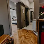 Olive & Oak - Center & Parking Apartment